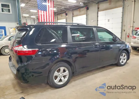 2017 Toyota Sienna Le z USA, uszkodzony, nr VIN 5TDKZ3DC4HS773907